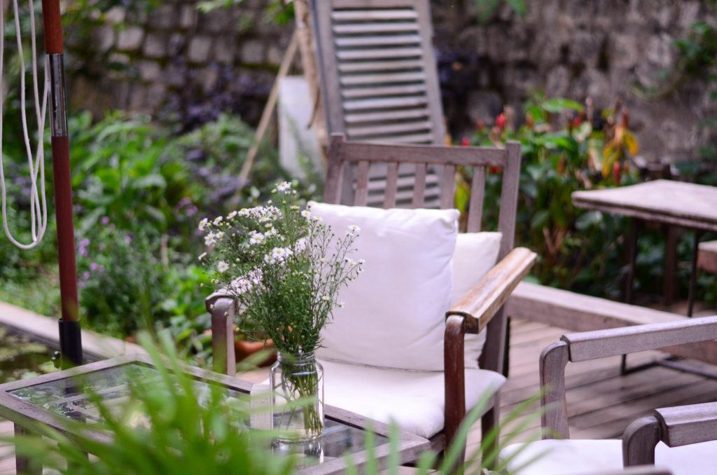 how to choose garden furniture